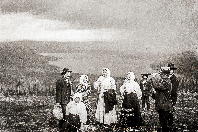 Risto Lounema's grandfather with his companies in Pyhätunturi Lapland 1911 Pyhätunturi